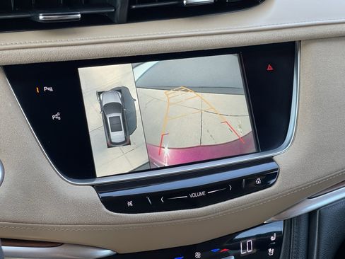 Used 2017 Cadillac XT5 Platinum w/ Driver Assist Package image 4