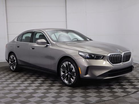 Certified 2025 BMW 530i xDrive w/ Premium Package image 4