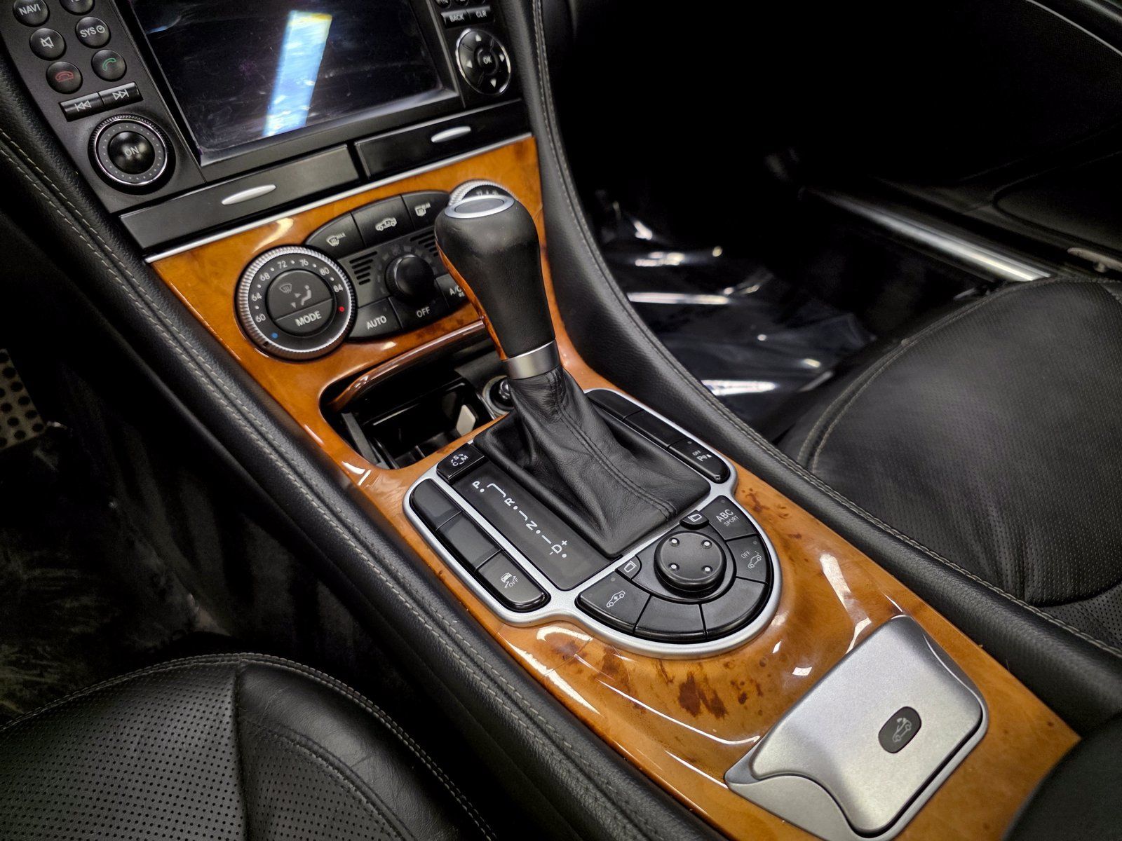 Used 2011 Mercedes-Benz SL 550 image 29