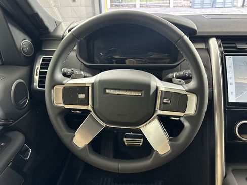 Used 2025 Land Rover Discovery Dynamic SE image 13