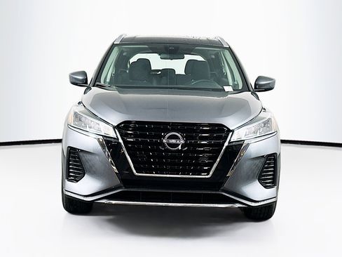 Used 2024 Nissan Kicks SV image 2