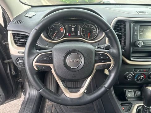 Used 2018 Jeep Cherokee Latitude w/ Altitude Package FWD image 13