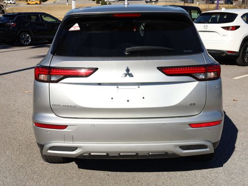 Used 2023 Mitsubishi Outlander SE image 4