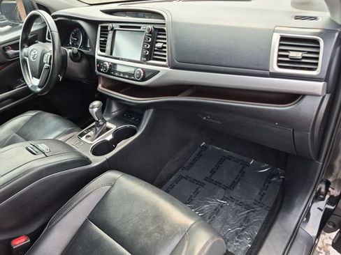 Used 2019 Toyota Highlander XLE AWD/4WD image 31