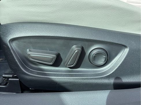 Used 2023 Toyota Camry SE image 18