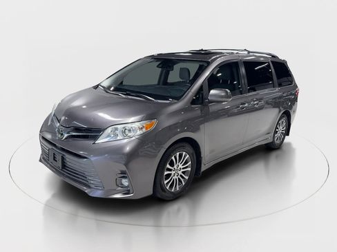 Used 2020 Toyota Sienna XLE image 17
