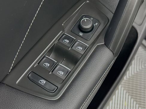 Used 2024 Volkswagen Tiguan SE image 19