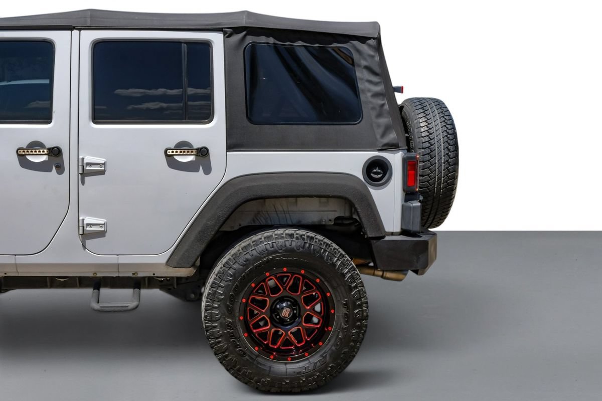 Used 2016 Jeep Wrangler Unlimited Sahara w/ Connectivity Group AWD/4WD image 11