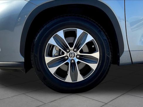 Used 2022 Toyota Highlander XLE FWD image 11