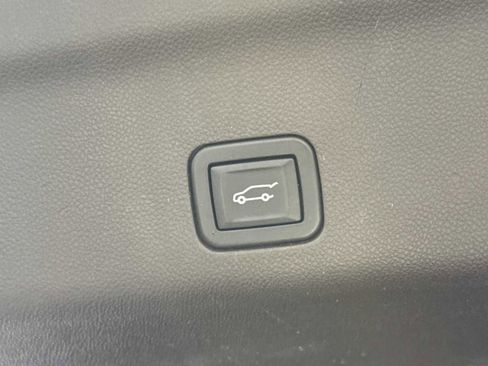 Used 2023 GMC Yukon XL SLT image 12