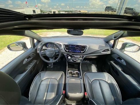 Used 2025 Chrysler Pacifica Limited FWD image 22