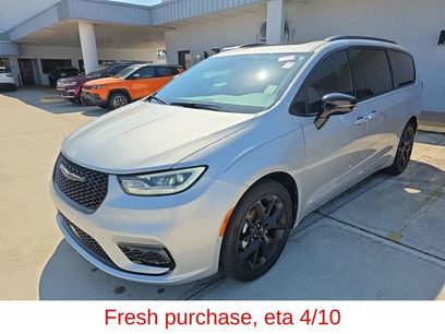 Used 2023 Chrysler Pacifica Limited w/ S Appearance Package