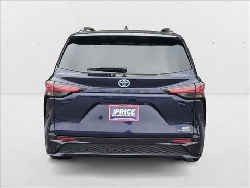 Certified 2022 Toyota Sienna XSE image 6