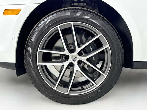 Certified 2025 Porsche Macan T image 33