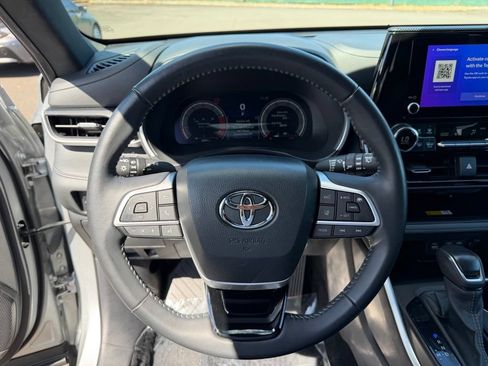 Used 2025 Toyota Highlander XSE AWD/4WD image 18