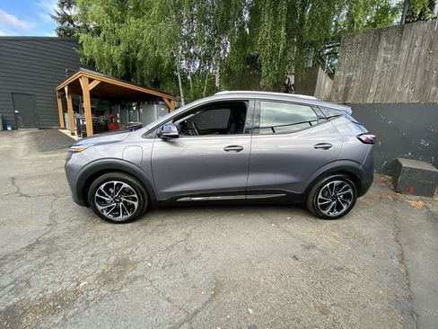 Used 2023 Chevrolet Bolt EUV Premier w/ Sun & Sound Package FWD image 3