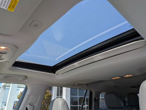 Used 2023 Toyota Highlander Limited image 18