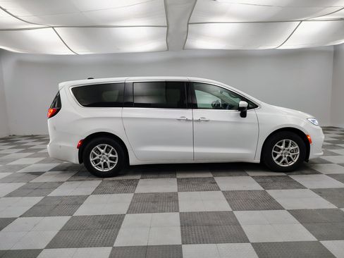 Used 2023 Chrysler Pacifica Touring-L image 6