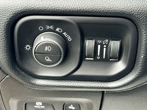 Used 2019 RAM 1500 Laramie AWD/4WD image 34