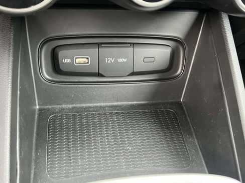 Certified 2022 Hyundai Venue SE image 27