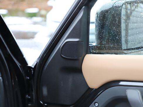 New 2026 Land Rover Defender 110 X-Dynamic SE image 8