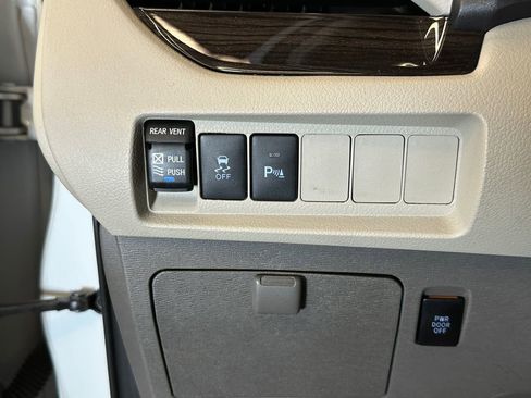 Used 2020 Toyota Sienna XLE w/ XLE Navigation Package AWD/4WD image 18