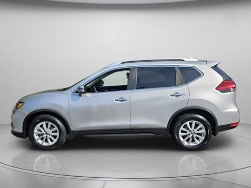 Used 2017 Nissan Rogue SV FWD image 2