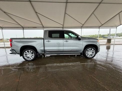 Used 2025 Chevrolet Silverado 1500 High Country AWD/4WD image 2