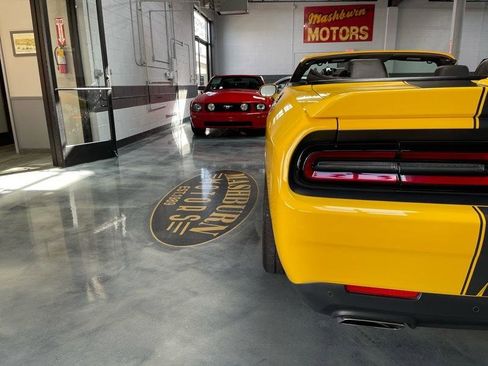 Used 2017 Dodge Challenger SRT w/ Technology Group image 15