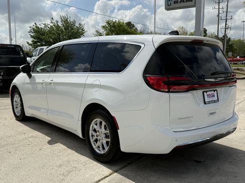 Used 2023 Chrysler Pacifica Touring-L image 27