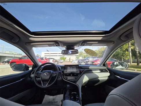 Used 2022 Toyota Camry SE image 4