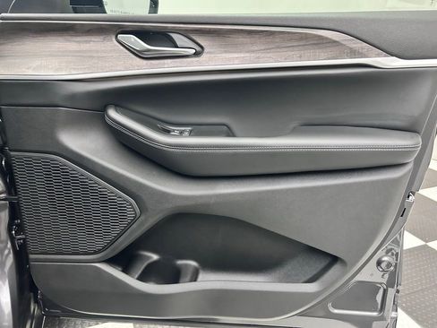 New 2025 Jeep Grand Cherokee Limited image 16