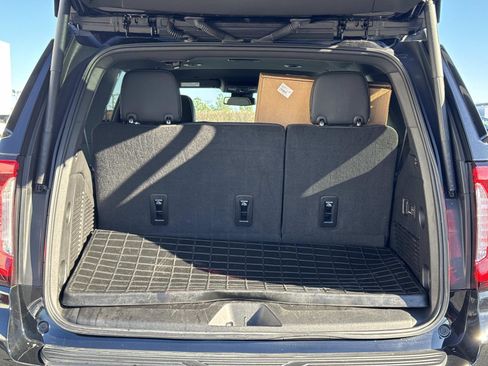 Used 2024 GMC Yukon SLT w/ SLT Luxury Package image 16