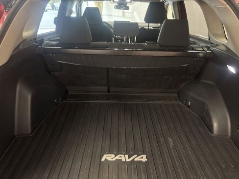 Used 2022 Toyota RAV4 LE AWD/4WD image 12