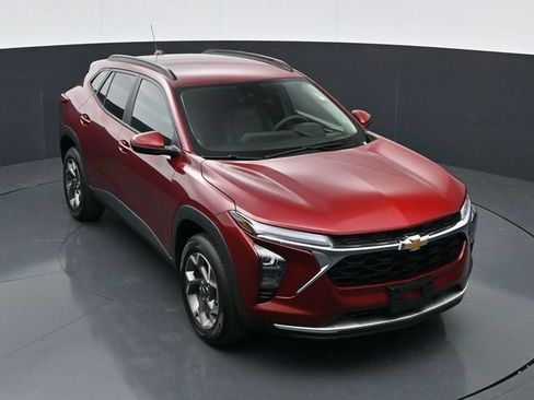 Used 2025 Chevrolet Trax LT FWD image 31