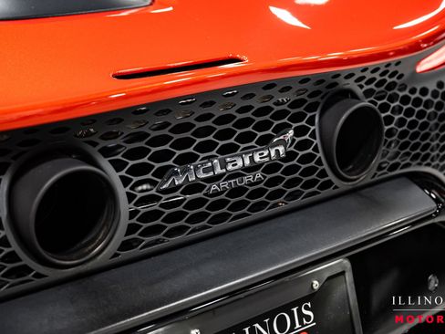 Used 2023 McLaren Artura image 17