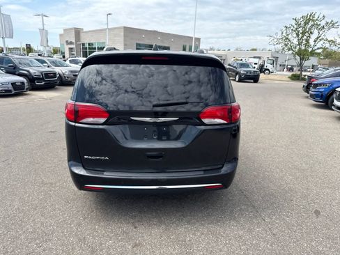 Used 2019 Chrysler Pacifica Touring-L FWD image 6