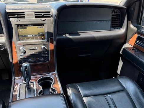Used 2016 Lincoln Navigator L Select AWD/4WD image 17