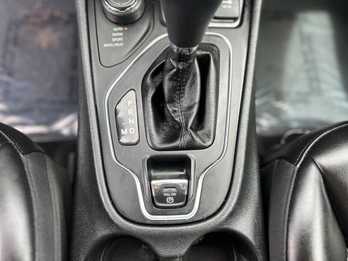 Used 2019 Jeep Cherokee Latitude Plus w/ Comfort/Convenience Group AWD/4WD image 32
