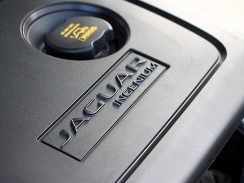 Used 2018 Jaguar XE Premium image 37