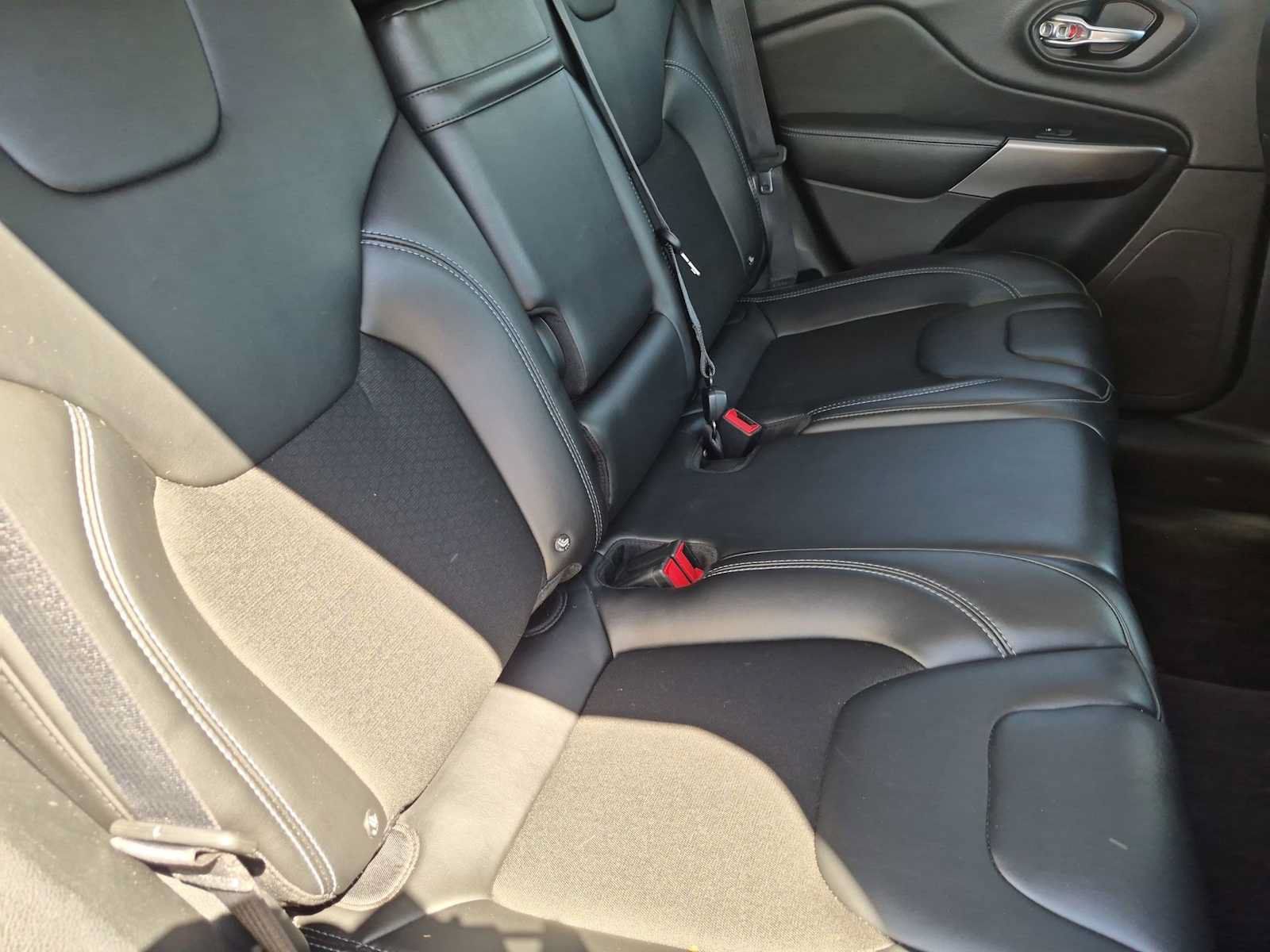 Used 2019 Jeep Cherokee Latitude Plus w/ Cold Weather Group AWD/4WD image 20
