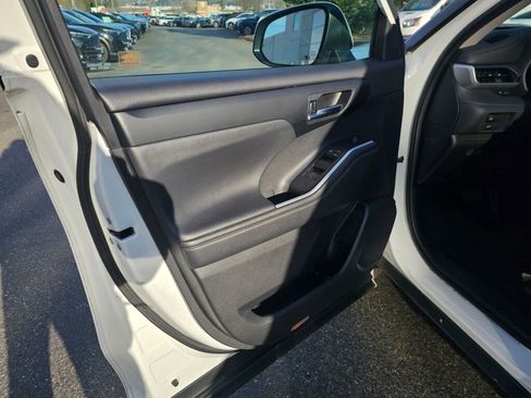 Used 2020 Toyota Highlander XLE image 26