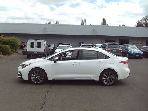Used 2024 Toyota Corolla SE AWD/4WD image 2