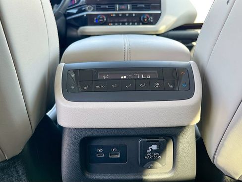 Used 2022 Nissan Pathfinder Platinum w/ Lighting Package (N93) FWD image 26