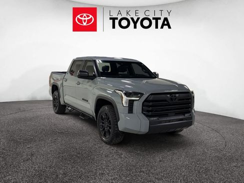 Used 2025 Toyota Tundra SR5 w/ SR5 Premium Package AWD/4WD image 11