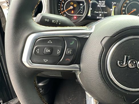 Used 2025 Jeep Wrangler Sahara image 27