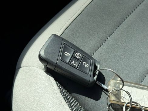 Used 2025 Volkswagen Taos SE image 21