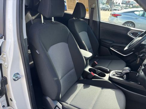 Used 2025 Kia Soul LX w/ LX Technology Package FWD image 34