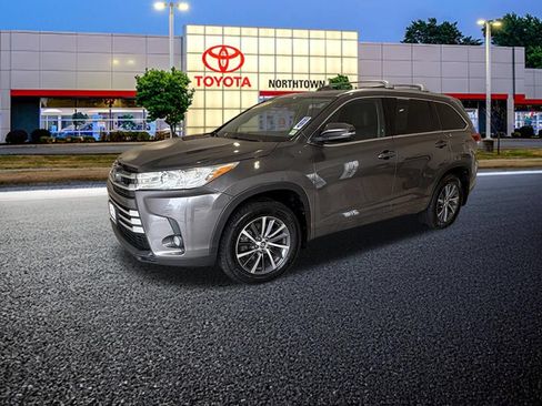 Used 2018 Toyota Highlander XLE AWD/4WD image 2