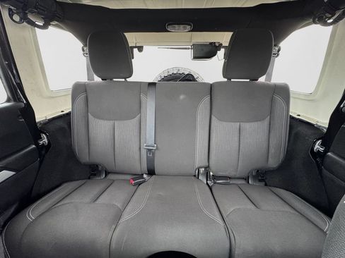 Used 2017 Jeep Wrangler Unlimited Rubicon w/ Connectivity Group AWD/4WD image 16